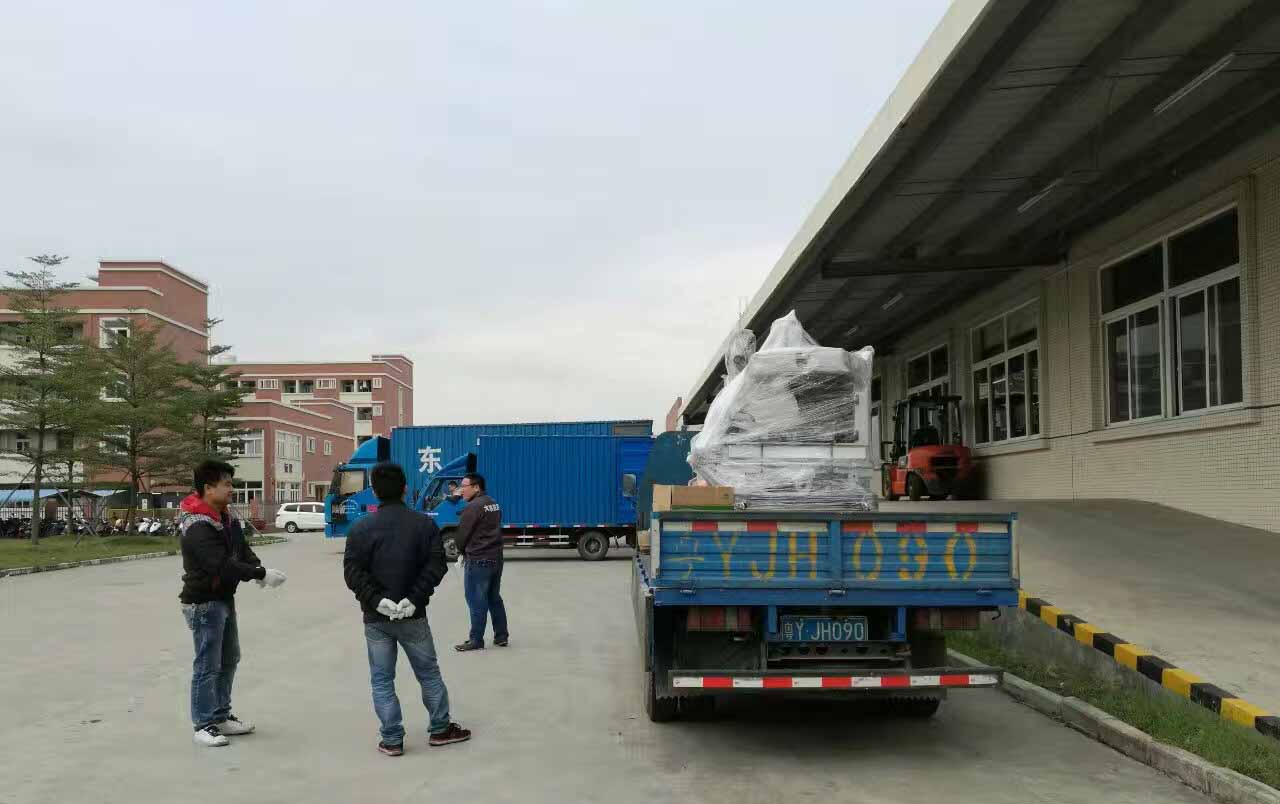 線(xiàn)切割機床設備卸貨照片