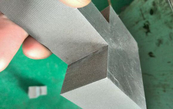 線(xiàn)切割鋸齒紋工件表面