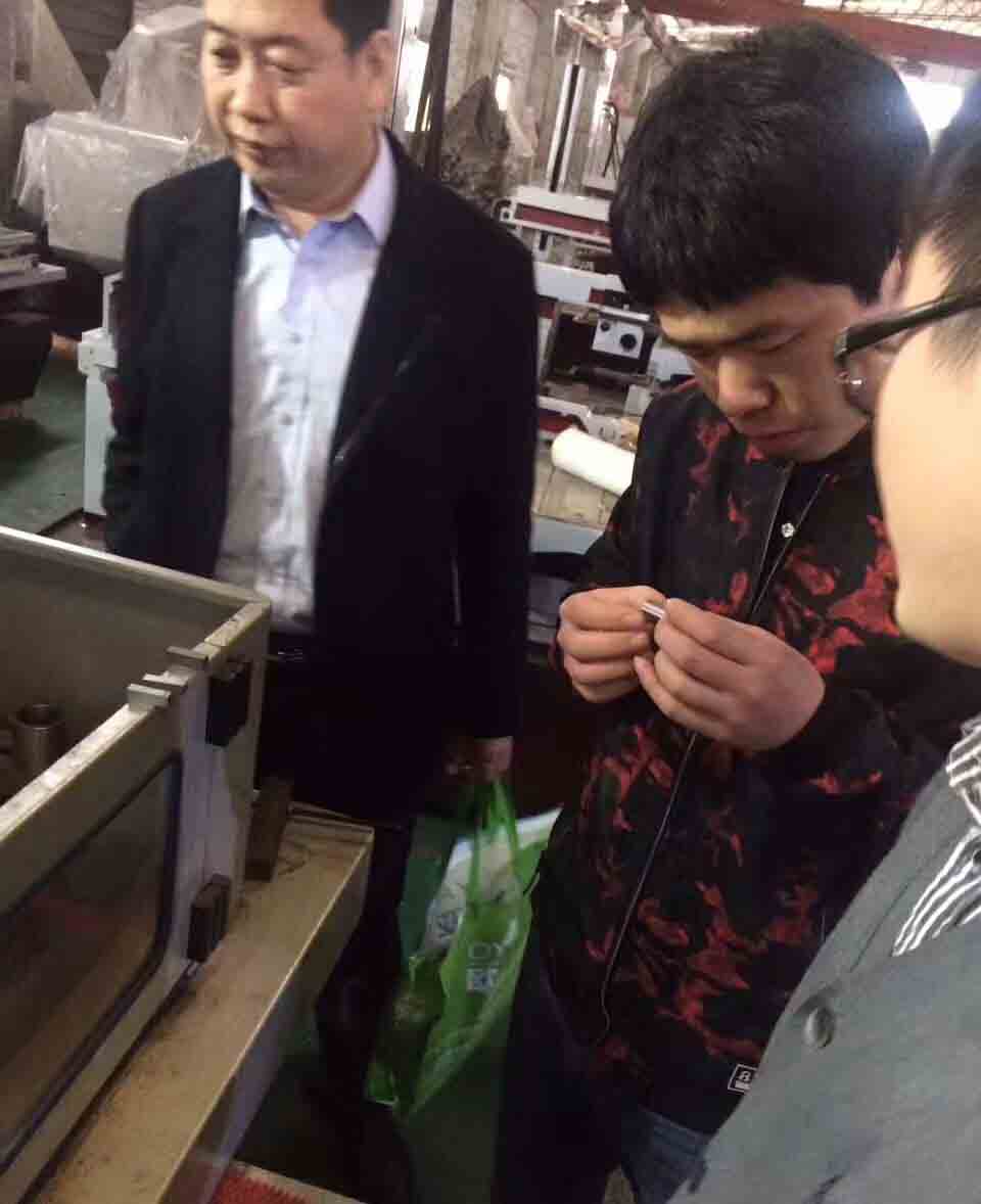 電火花線(xiàn)切割現場(chǎng)加工試樣