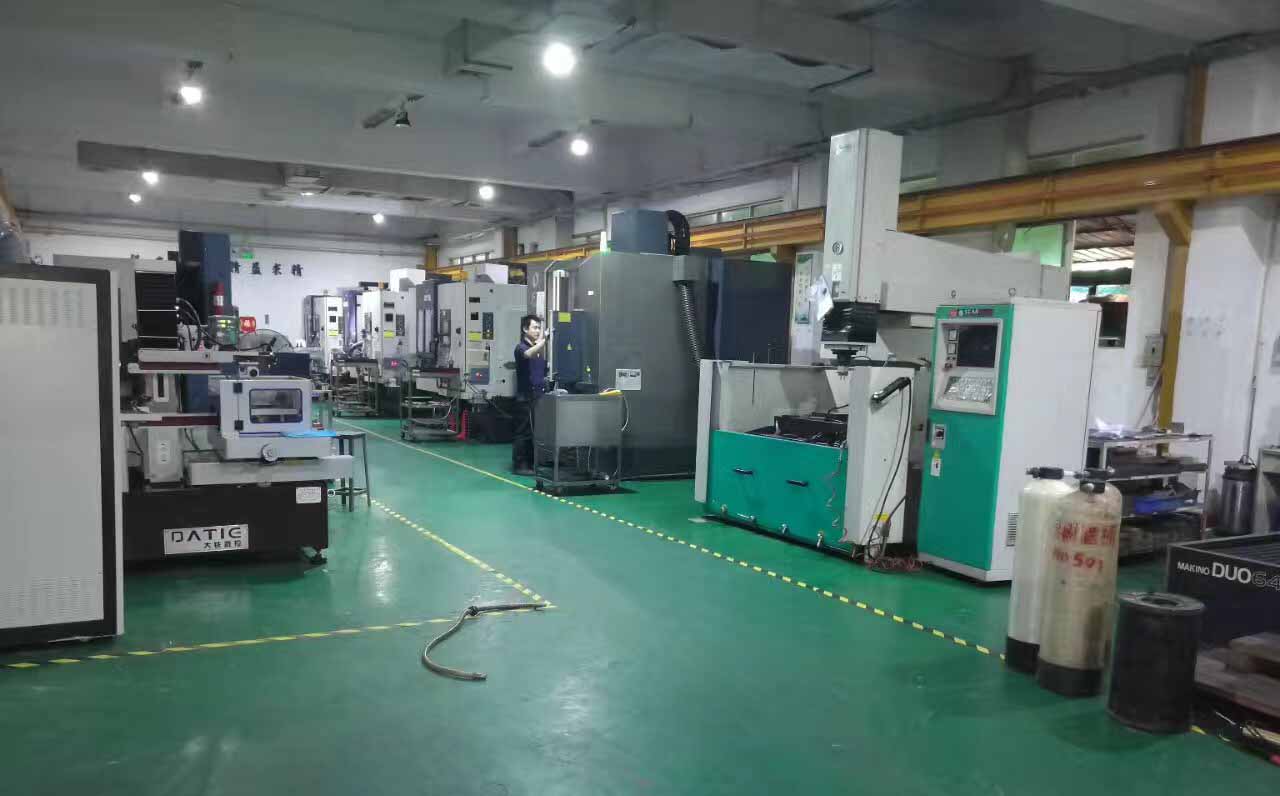 東莞（東洋塑膠制品）模具加工車(chē)間