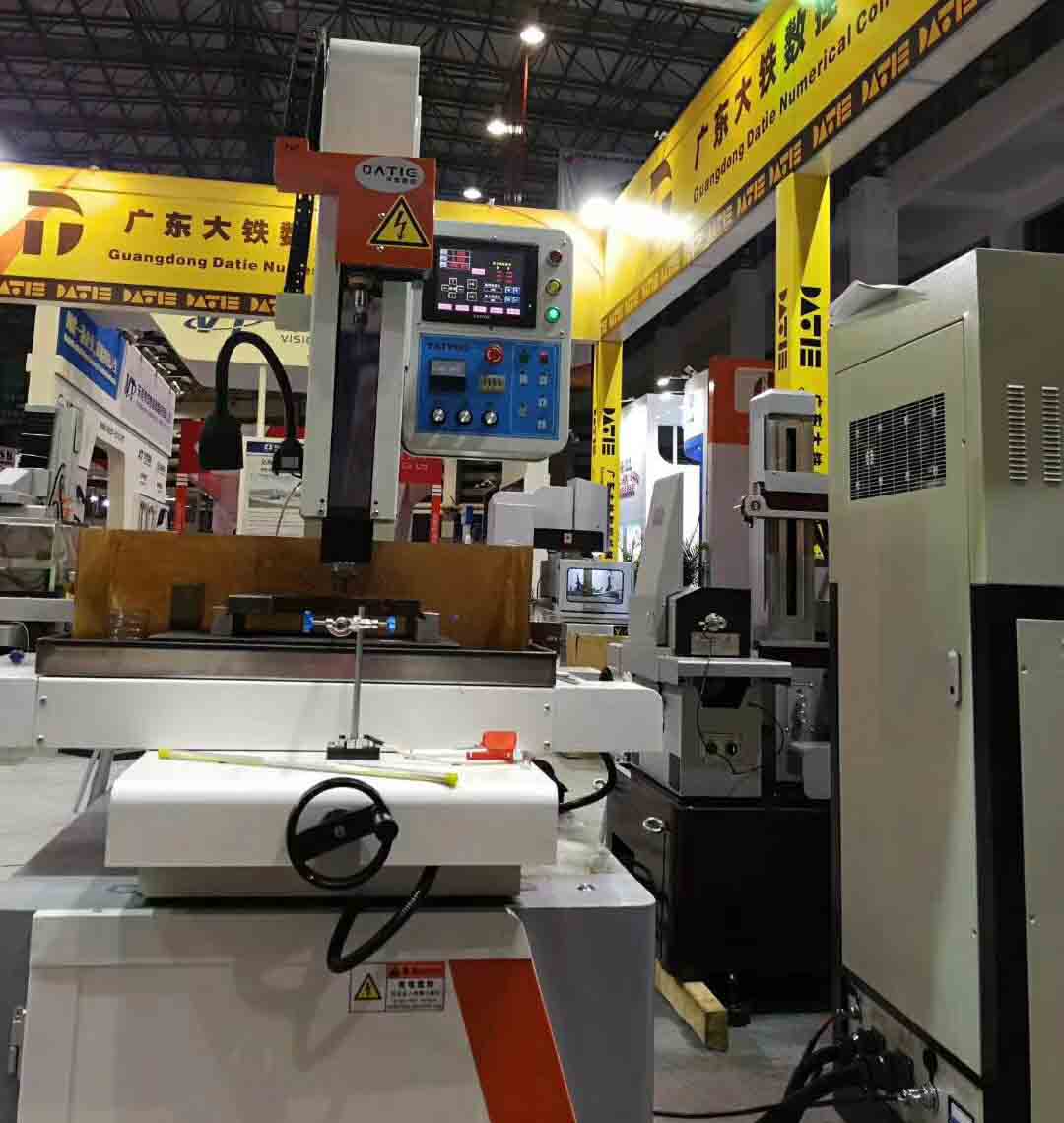 廣東大鐵東莞模具制造機械展現場(chǎng)穿孔機照片