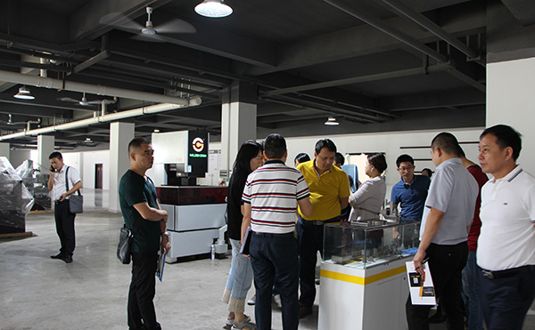 各企業(yè)老總參觀(guān)大鐵中走絲樣件