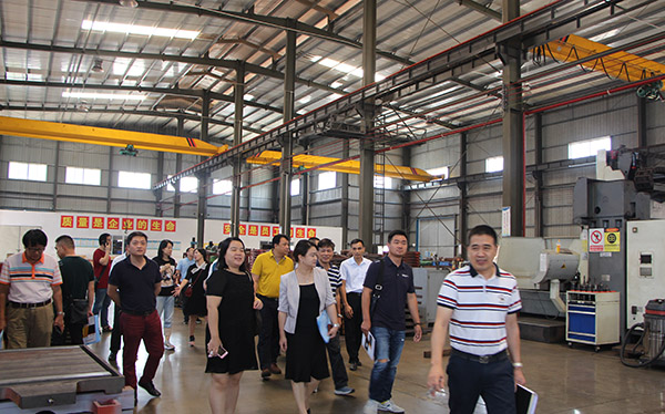 各企業(yè)老總參觀(guān)大鐵機加車(chē)間2